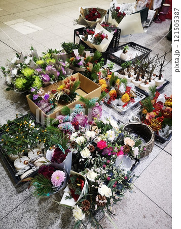 花屋さんの新年の花束 花屋さんの新年の花束 121505387