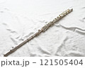 白い布の上に置かれたフルートの全体像 121505404