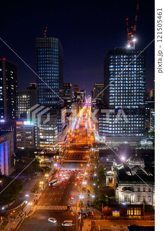 イルミネーションに輝く大阪御堂筋の夜景。12月に高層ビルの展望台より撮影 イルミネーションに輝く大阪御堂筋の夜景。12月に高層ビルの展望台より撮影 121505461