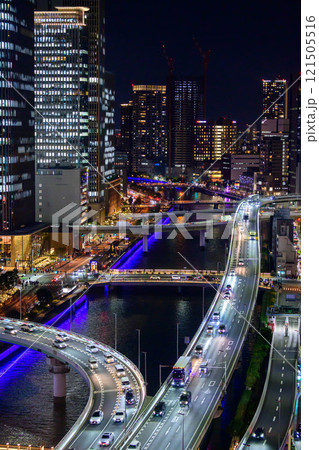 大阪中之島の夜景　ビル群とハイウェイ 121505516