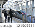 岡山駅新幹線ホームに停まる500系新幹線とそれを見る親子の背中 121505534