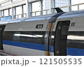 岡山駅新幹線ホームに滑り込んだ500系新幹線の回送車両 121505535