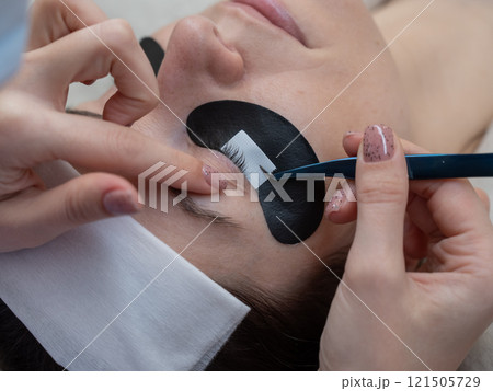 The master applies patches to the client before eyelash extensions. The master applies patches to the client before eyelash extensions. 121505729