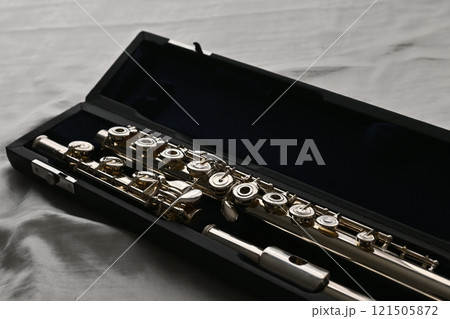 ダークな印象のシルバーのオフセットリングキィでH足部管仕様のフルート 121505872