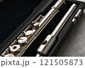 ケースに収まったリングキィのフルートの頭部管と胴部管のアップ 121505873