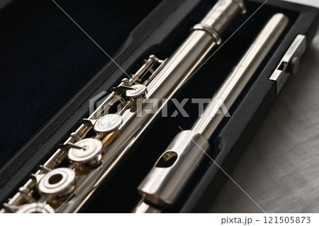 ケースに収まったリングキィのフルートの頭部管と胴部管のアップ 121505873