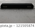 ダークな印象の白い布の上のシンメトリーなフルートの黒いケース 121505874