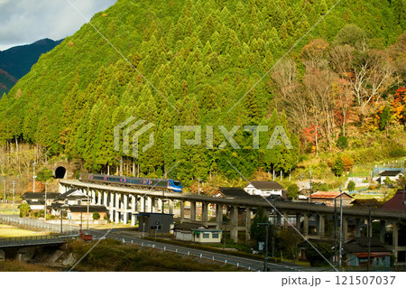 晩秋の作州路を行く 晩秋の作州路を行く 121507037