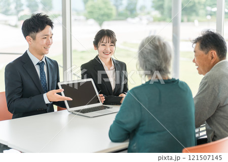 高齢者夫婦の相談に応じるソーシャルワーカー・支援相談員・生活相談員・社会福祉士（年金・遺産・介護） 121507145