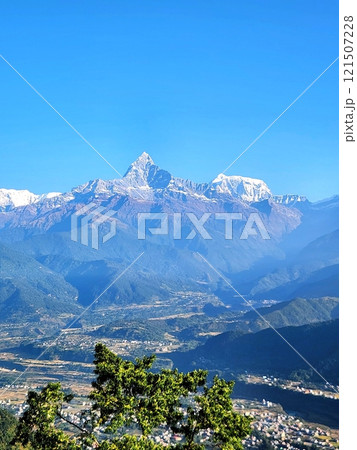 ネパール：サランコット展望台から眺めるヒマラヤ山脈の壮大な景色 121507228