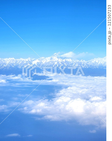 ネパール：飛行機から見た雲海とヒマラヤ山脈の絶景 121507233