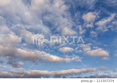 青空の天空に浮く雲の造形【背景素材】 青空の天空に浮く雲の造形【背景素材】 121507254