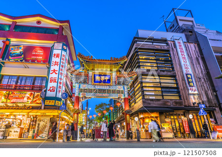 日本の横浜都市景観 2025春節燈花。夜の善隣門や中華街大通り、龍などを望む…新時代へ 121507508