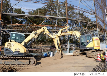建設現場の油圧ショベル 建設現場の油圧ショベル 121507564