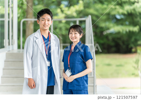 白衣・スクラブを着た医者・医師・看護師・医療従事者・ドクター・作業療法士・理学療法士の男女 白衣・スクラブを着た医者・医師・看護師・医療従事者・ドクター・作業療法士・理学療法士の男女 121507597