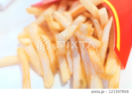 ファストフード店の揚げたてフライドポテト ファストフード店の揚げたてフライドポテト 121507608
