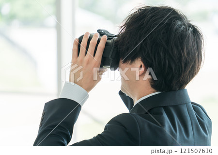 VRゴーグルをつけてバーチャルリアリティ・メタバースを体験するビジネスマン・研修 VRゴーグルをつけてバーチャルリアリティ・メタバースを体験するビジネスマン・研修 121507610