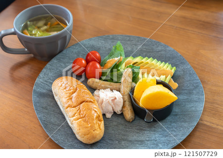 バランスの良い朝食 121507729