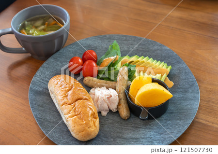 バランスの良い朝食 121507730