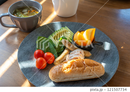 バランスの良い朝食 121507734