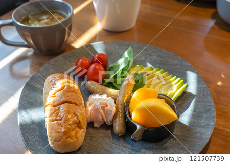 バランスの良い朝食 121507739