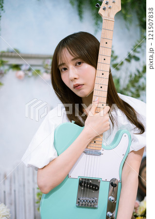 エレキギターを持つロングヘアの若い女性 121507838
