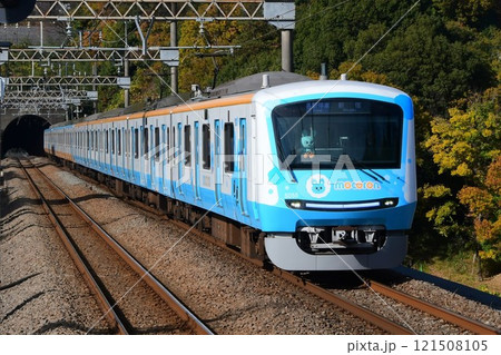 紅葉する木々を背景に走る小田急5000形 5055F もろん号 紅葉する木々を背景に走る小田急5000形 5055F もろん号 121508105