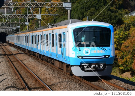 紅葉する木々を背景に走る小田急5000形 5055F もろん号 紅葉する木々を背景に走る小田急5000形 5055F もろん号 121508106