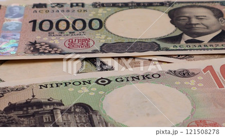 日本の新紙幣の一万円札のクローズアップ 日本の新紙幣の一万円札のクローズアップ 121508278