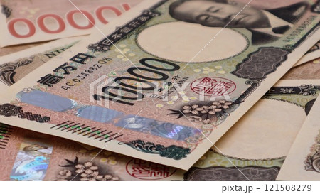 日本の新紙幣の一万円札のクローズアップ 日本の新紙幣の一万円札のクローズアップ 121508279