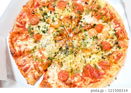 食卓を彩る贅沢なLサイズピザ 121508314