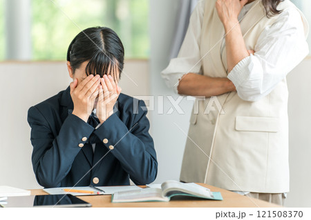 勉強・受験のストレスで泣く中学生・高校生の女の子（ショック・落ち込む・パニック） 121508370