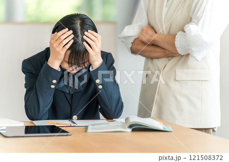勉強・受験のストレスで悩む中学生・高校生の女の子（ショック・落ち込む・パニック） 121508372