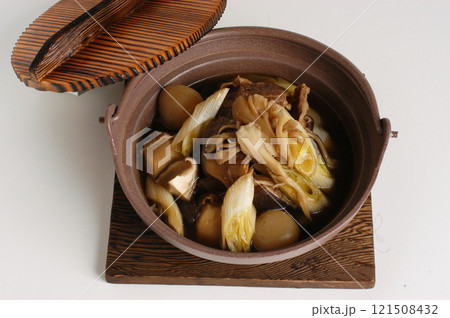 土鍋に入った治部煮 121508432