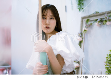 エレキギターを持つロングヘアの若い女性 121508439