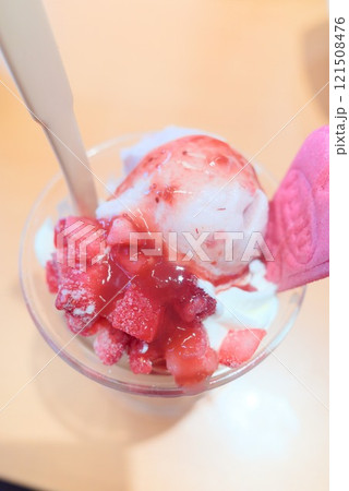 クラッシュいちごとアイスクリームのパフェ クラッシュいちごとアイスクリームのパフェ 121508476