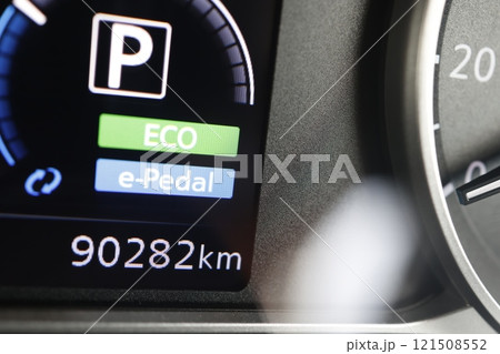 走行距離9万キロを超えた車の距離計 121508552