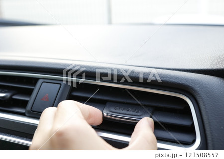 乗用車のエアコンの吹き出し口 121508557