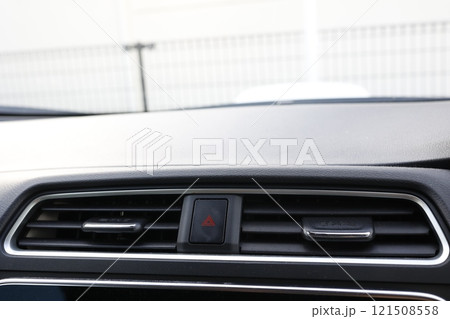 乗用車のエアコンの吹き出し口 121508558