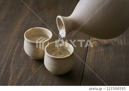 お猪口に注がれる日本酒 お猪口に注がれる日本酒 121508585