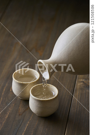 お猪口に注がれる日本酒 お猪口に注がれる日本酒 121508586