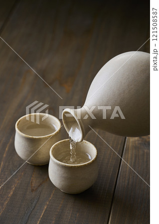 お猪口に注がれる日本酒 121508587