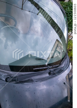 雨が降り始めて車に雨粒がつく 雨が降り始めて車に雨粒がつく 121508603