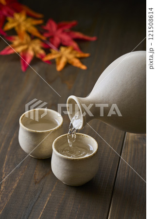 日本酒をお酌しているシーン 121508614