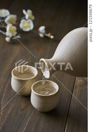 お猪口に注がれる日本酒 121508679