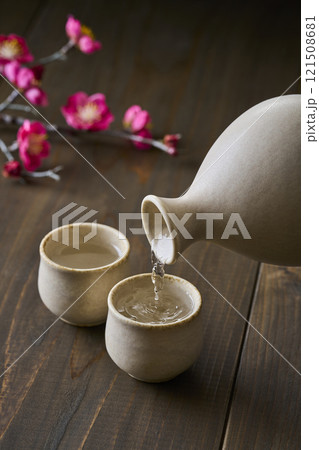 お猪口に注がれる日本酒 お猪口に注がれる日本酒 121508681