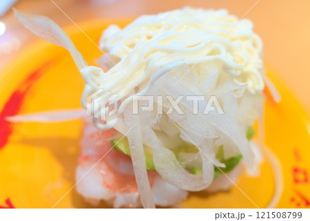 回転寿司の美味しい一皿 - えびアボカド 回転寿司の美味しい一皿 - えびアボカド 121508799