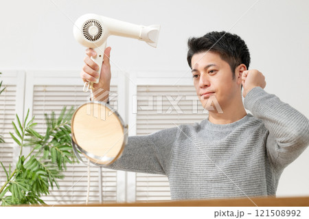 ドライヤーで髪をセットする男性 121508992