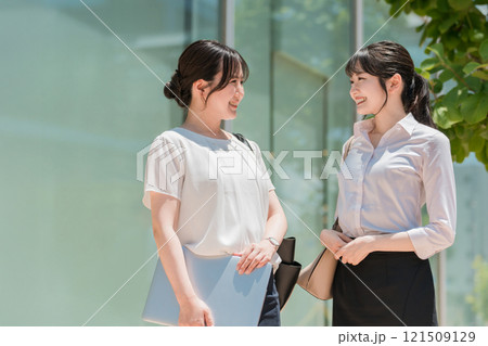 オフィス街にいるOL・ビジネスウーマン・営業・事務・経理・総務スタッフ（就職活動・転職） 121509129