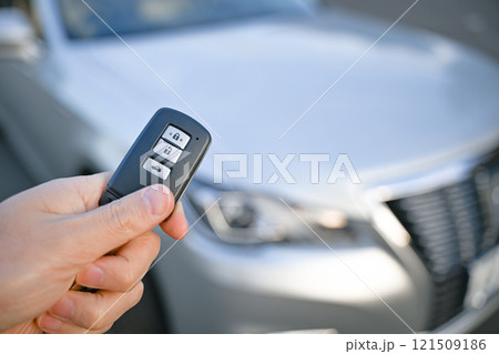 車の鍵を持った手元 121509186